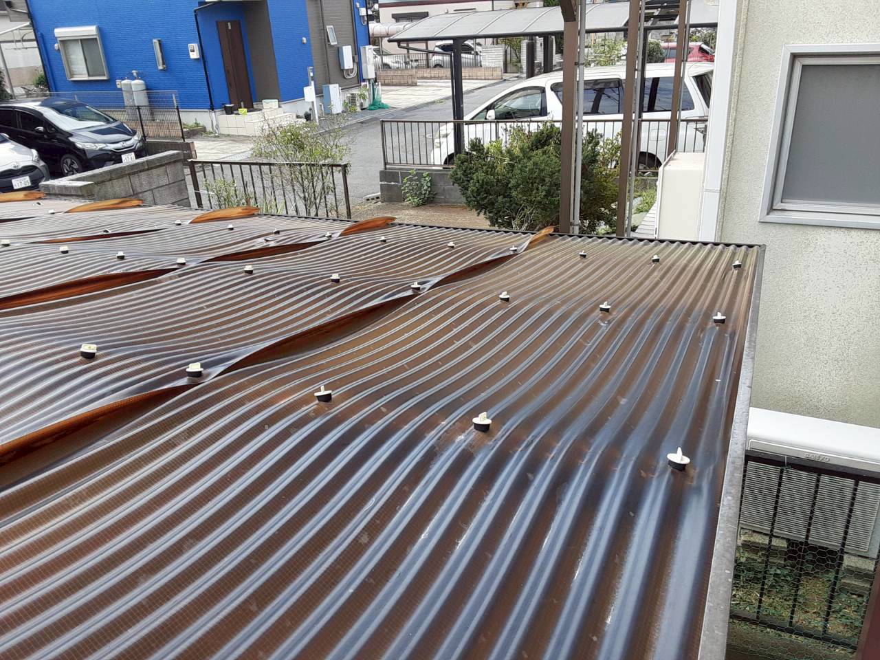 著しく反った波板の状態